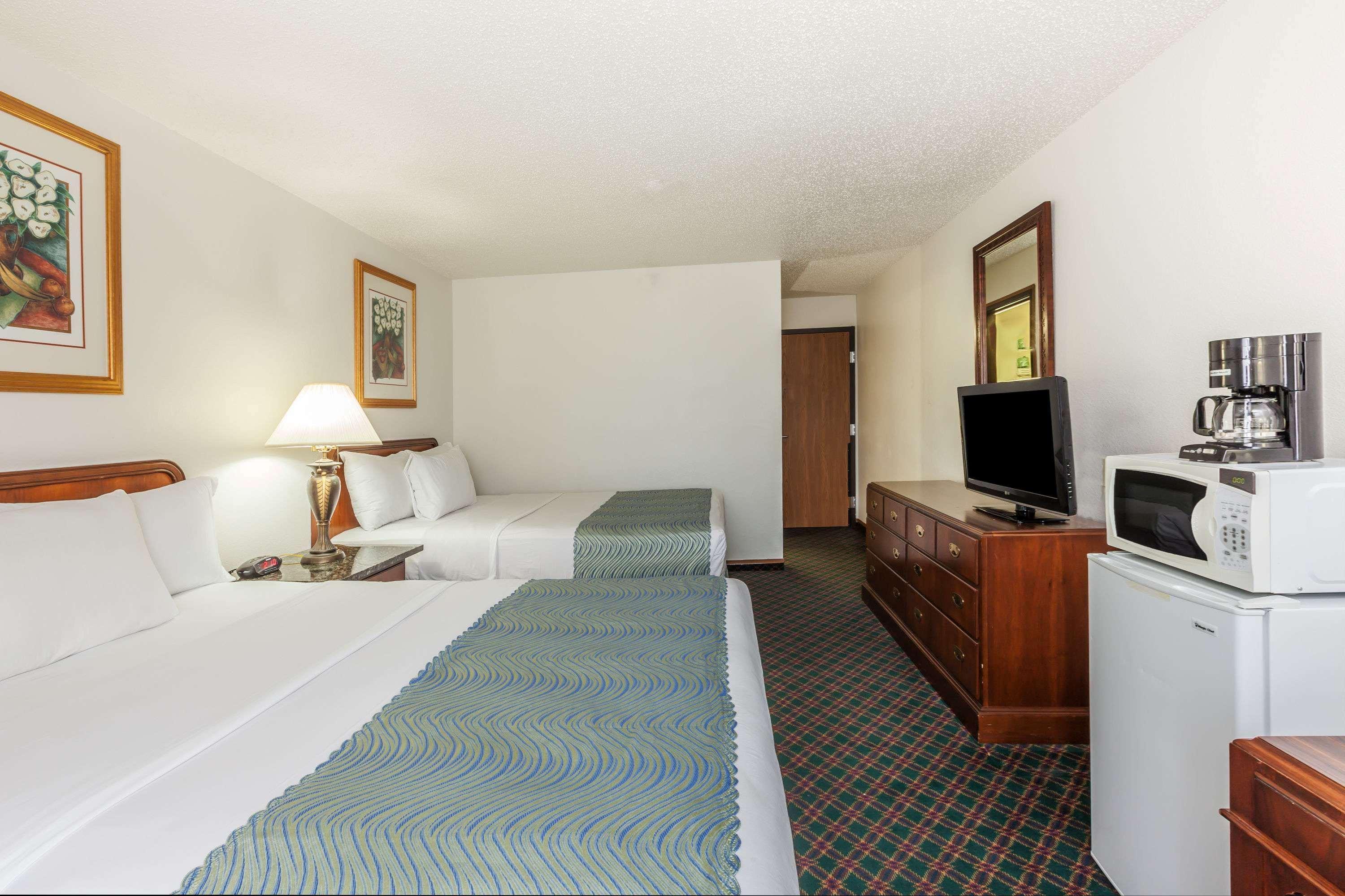 Super 8 By Wyndham Irving Dfw Airport/South Hotel Exterior photo